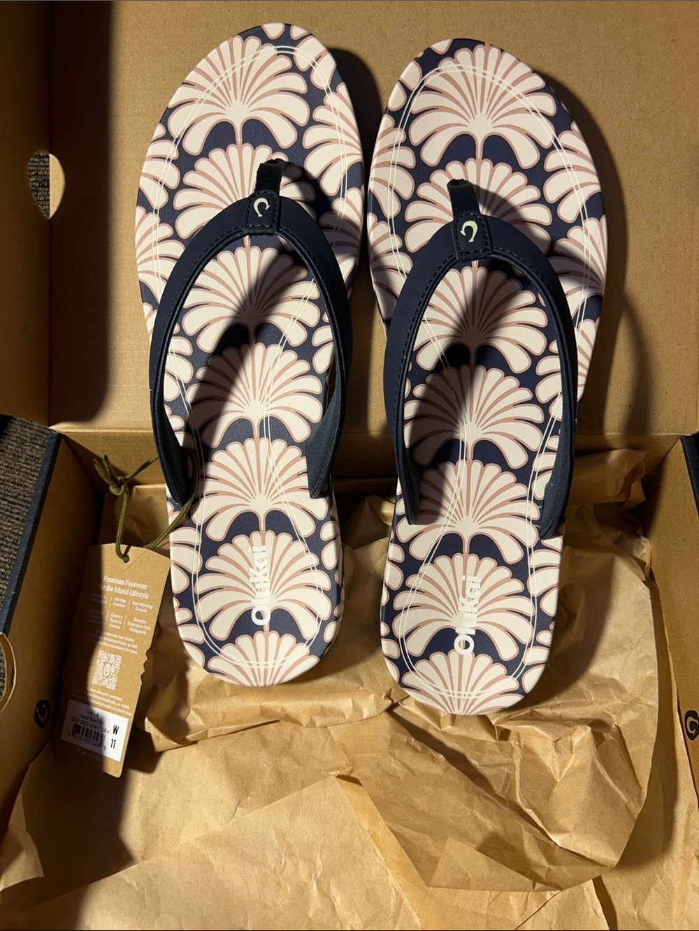 OluKai Women's Uiki beach sandals in the Trench Blue and Pa'i colorway NIB SZ 11